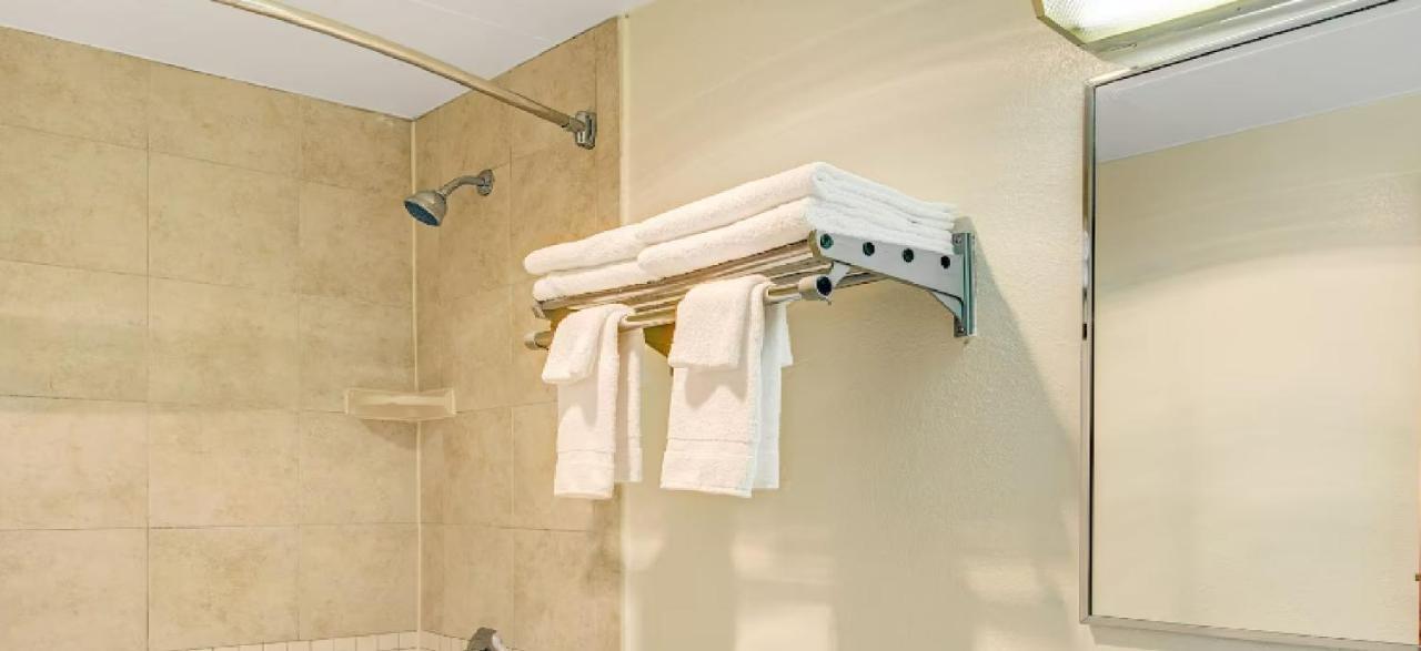 Super 8 By Wyndham Stamford/New York City Area Eksteriør billede